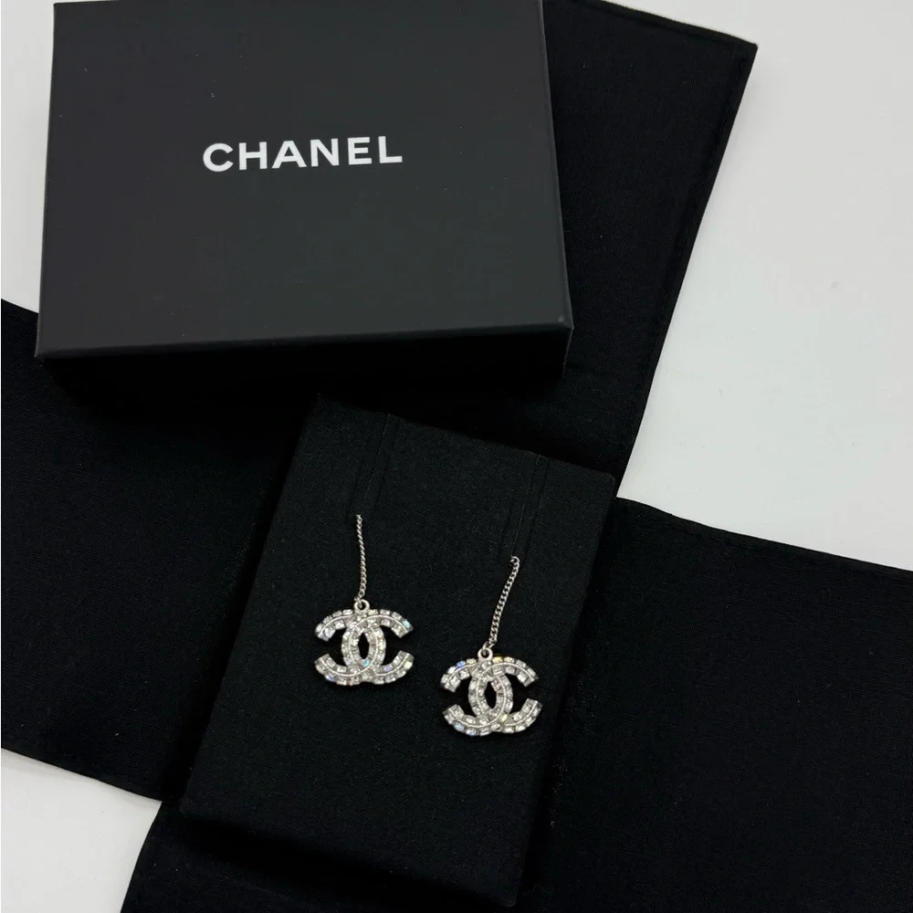 ❌SOLD❌Authentic Chanel silver princess square crystal large CC dangle earrings - Picture 5 of 13